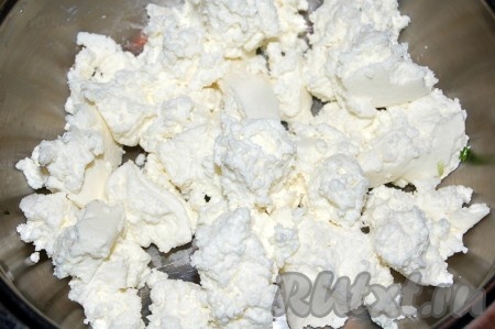 Творог кладём в миску и разминаем вилкой.
