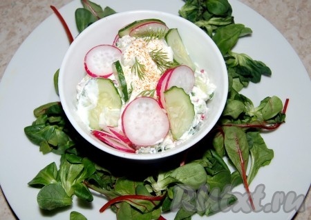 Салат с редисом, огурцом и творогом
