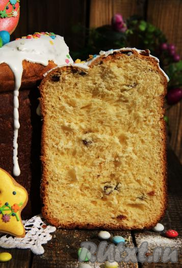 Посмотрите, какой красивый апельсиновый кулич в разрезе. У меня он во время выпечки поднялся под самую крышку хлебопечки.