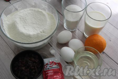 Подготовить продукты для приготовления апельсинового кулича в хлебопечке. Апельсин вымыть, снять с него цедру, стараясь не затрагивать белый слой, находящийся под оранжевой цедрой. Затем из апельсина выдавить сок. Муку заранее просеять. Изюм обдать кипятком, а затем обсушить.