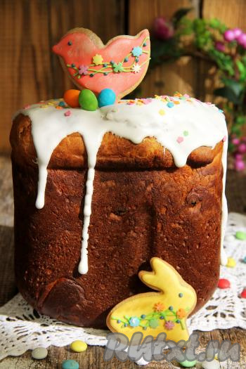 Готовность выпечки проверяем сухой лучиной (просто сделайте прокол кулича сухой лучинкой, если на лучине остались следы теста, значит кулич ещё не готов). Если по окончании программы кулич у вас не до конца пропёкся, то можно дополнительно выставить режим "Выпечка" и допечь до готовности. Готовый кулич слегка остудить, достать из ведёрка, полностью остудить, поставив его на решётку. Остывший апельсиновый кулич можно присыпать сахарной пудрой или полить глазурью. Я полила покупной глазурью, украсила цветной посыпкой, цветными камушками и пряниками.