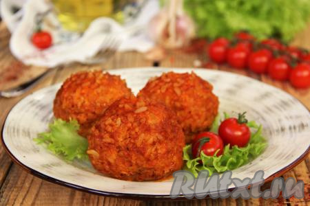 Готовые вкусные, сочные тефтели переложить из чаши мультиварки на тарелку, полить томатным соусом и подать к столу с любимым гарниром.