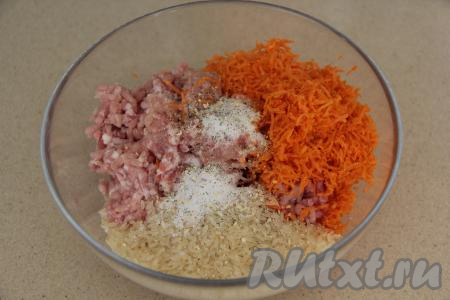 Всыпать специи (я добавила готовую смесь специй для мяса) и соль по вкусу.