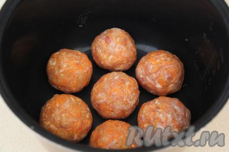 Хорошо вымесить фарш. Разделить фарш на равные части (я разделила на 7 частей), сформировать круглые тефтели и выложить их в чашу мультиварки.