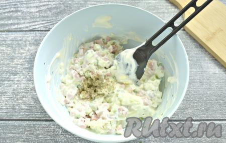 Ингредиенты перемешиваем, по вкусу солим их и перчим.