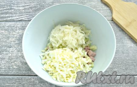 Натираем на крупной тёрке варёные куриные яйца и картошку, перекладываем в миску.