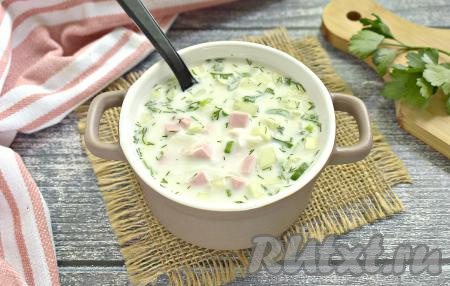 Вкусную, аппетитную, окрошку на минералке и сметане подаём на стол охлаждённой. В качестве дополнения к этому блюду можно подать горчицу.