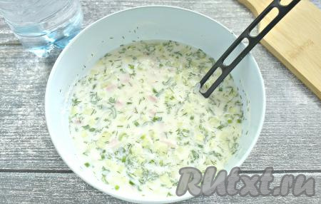 Затем вливаем в миску холодную минеральную воду, регулируя густоту блюда по своему вкусу, перемешиваем.