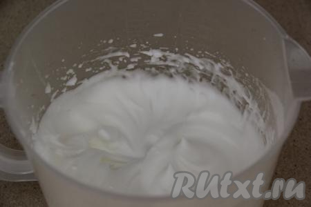 Отдельно с помощью миксера взбить белки с солью до стойких пиков.