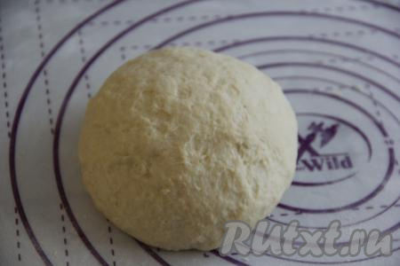 Тесто получится очень нежным и пластичным. Накрыть тесто полотенцем и оставить на минут 20 "отдохнуть".&nbsp;