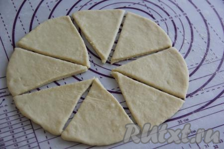 Разрезать каждый круг на 7-8 сегментов (в результате всего у нас получатся 14-16 бездрожжевых рогаликов).&nbsp;