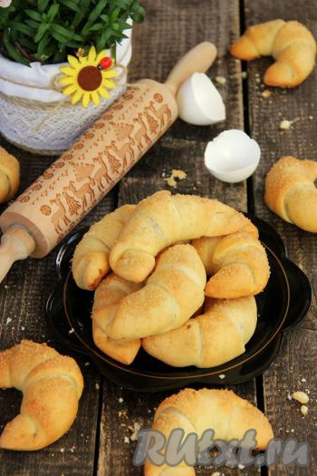 В процессе выпечки рогалики округлятся и станут аппетитного золотистого цвета. Достать выпечку из духовки, дать остыть и можно подавать к столу. Вот так достаточно просто можно приготовить воздушные, вкусные, нежные рогалики, замешанные на кефире без добавления дрожжей.