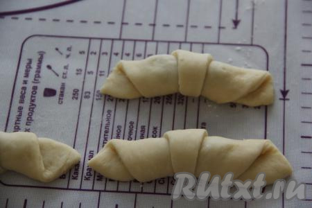 Сформировать рогалики, сворачивая тесто, начиная с широкой стороны сегмента.