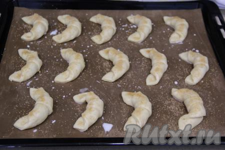 Смазать рогалики молоком и присыпать сахаром, поставить в разогретую духовку и выпекать минут 25 при температуре 180 градусов.