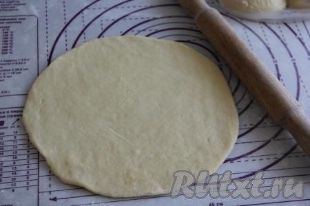 Готовое тесто разделить на 2 части. Каждую часть теста на присыпанной мукой поверхности раскатать в не очень тонкий круг.&nbsp;