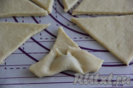 Запечатать начинку в край теста, как на фото.