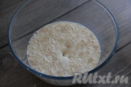 Перелить дрожжевую смесь в объёмную миску, добавить соль и 125 миллилитров растительного масла, размешать.