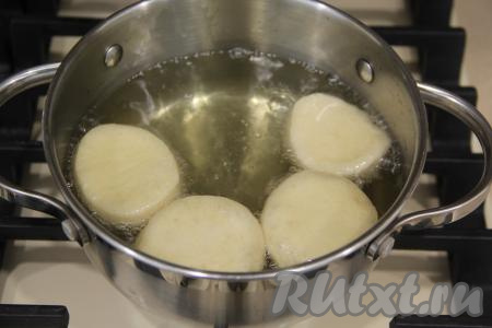 Хорошо разогреть в кастрюле достаточно большое количество масла. Затем аккуратно опустить тесто в разогретое масло, огонь уменьшить до среднего.