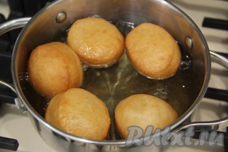Жарить пончики до золотистого цвета со всех сторон.