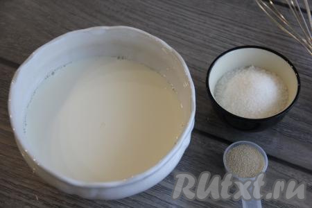 В миске соединить молоко и воду, слегка подогреть. Температура жидкости не должна превышать 40 градусов. В смесь молока и воды всыпать сухие дрожжи и сахар, перемешать и оставить на 15 минут в тепле.