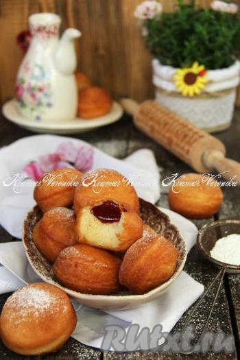 Готовые вкусные, аппетитные пончики с повидлом подать к столу. В этой выпечке очень удачное дрожжевое тесто, поэтому такие пончики несомненно понравятся всей семье!