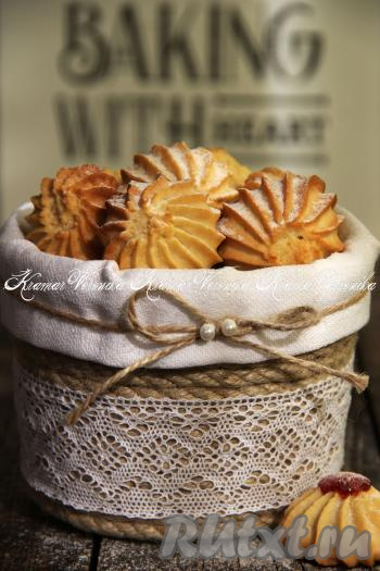 Затем печенье остудить и подать к столу. Приготовьте нежное, рассыпчатое песочное печенье, замешанное на молоке и сливочном масле без добавлением яиц по этому простому рецепту, и насладитесь отличным вкусом этой выпечки!