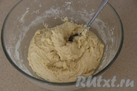 Тесто должно получиться не густым, тягучим, чем-то напоминающим заварное тесто.