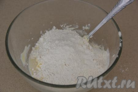 Влить молоко и хорошо перемешать. Затем в получившуюся массу частями всыпать муку, каждый раз перемешивая тесто до однородного состояния.