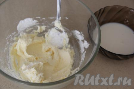 Перетереть масло с пудрой с помощью ложки.