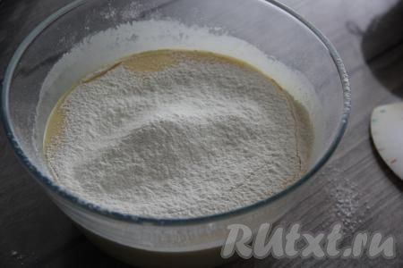 Всыпать частями просеянную муку, перемешивая тесто лопаткой.