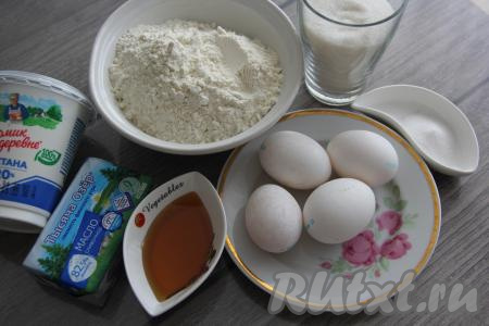 Подготовить продукты для приготовления ленивого медовика без раскатки коржей.