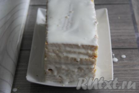 Собрать торт, промазывая все коржи сметанным кремом. Верх и бока торта тоже смазать кремом.
