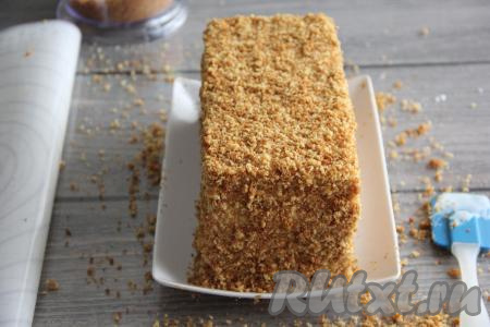 Обсыпать ленивый медовик крошкой со всех сторон и поставить торт в холодильник на ночь.&nbsp;