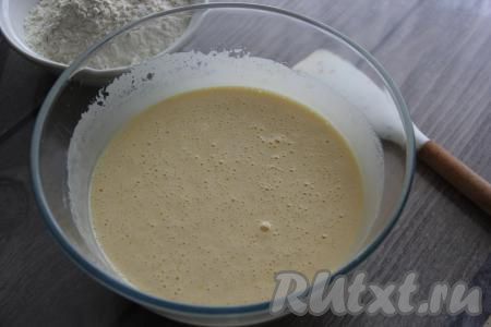 В яично-сахарную смесь влить медовую смесь и слегка взбить венчиком.