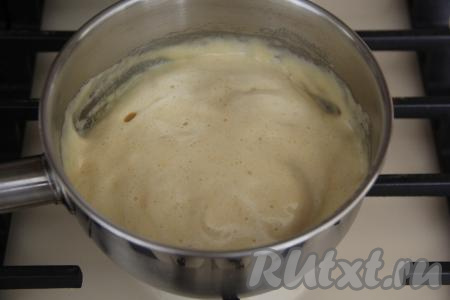 Мёд выложить в сотейник и прогреть на небольшом огне до кипения. Добавить соду и перемешать. Масса станет пышной и высокой.