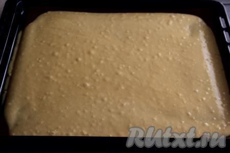 Добавляя муку, ориентируйтесь на консистенцию теста для медовика. Тесто должно получиться не густым (оно будет напоминать тесто для оладий) и очень воздушным. Противень (у меня противень размером 30 на 30 сантиметров) выстелить тефлоновым ковриком (или бумагой для выпечки), выложить тесто и разровнять его лопаткой (или ложкой).