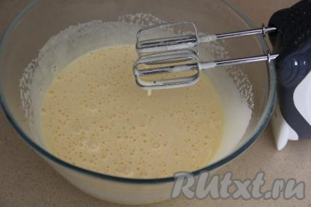 Яично-сахарная смесь должна посветлеть и увеличиться в объёме.