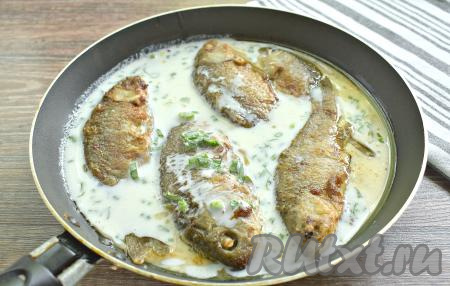 Заливку из сметаны выливаем к обжаренным карасям.