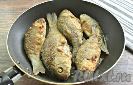 На сковороде разогреваем растительное масло. Выкладываем в горячее масло карасей и жарим на огне выше среднего по 3-4 минуты с каждой стороны (до румяной корочки).