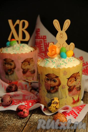 Украсить верх куличей по своему усмотрению (я покрыла верх покупной глазурью, украсила кондитерской посыпкой и конфетками в глазури).