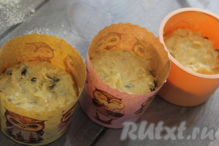 Тесто разложить по формам (я использовала бумажные формы для куличей), заполняя их на 1/2 объёма.&nbsp;У меня получилось 3 средних кулича.