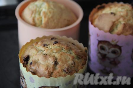 Выпекать бездрожжевые творожные куличи в разогретой духовке минут 35-40 при температуре 180 градусов. Посмотрите, как ровно они поднялись. Готовность куличиков проверьте с помощью деревянной шпажки (просто проколите кулич сухой шпажкой, если на шпажке после этого будут отсутствовать следы теста, значит доставайте куличи из духовки).