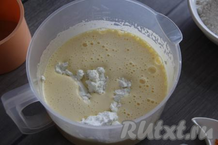 Добавить в яичную массу творог. Я предварительно пробила творог погружным блендером для более нежной консистенции.&nbsp;