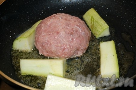 Раскалим на сковородке сливочное и растительное масло и в раскаленное масло выложим сформированные бифштексы из фарша говядины.