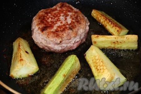 Жарим по 7 минут с каждой стороны на среднем огне. На пару минут можно прикрыть сковороду крышкой. В качестве гарнира я добавила кабачок.