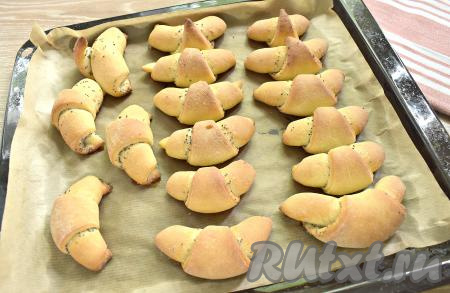 По прошествии времени отправляем противень с рогаликами в разогретую до 190 градусов духовку на 20-25 минут (ориентируйтесь на свойства своей духовки).