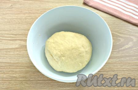 Перемешиваем тесто в миске сначала ложкой, а затем вымешиваем на столе руками. Месим дрожжевое тесто руками, примерно, 7-9 минут. Должно получиться мягкое тесто, которое не будет прилипать к ладоням. Тесто кладём в миску, накрываем полотенцем и ставим в тёплое место без сквозняков на 1-1,5 часа.