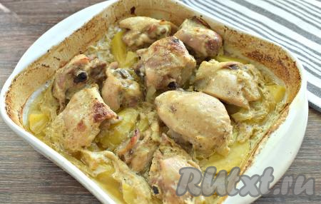 Форму накрываем фольгой. Ставим в разогретую до 200-210 градусов духовку на 40 минут. Спустя это время фольгу убираем. Температуру духовки убавляем до 180 градусов. Продолжаем запекать куриные бёдра с картошкой в сливках ещё 20 минут. Картофель должен стать мягким и легко прокалываться зубочисткой.