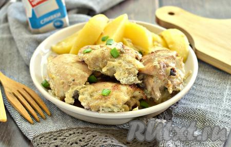 Куриные бёдрышки, запечённые&nbsp;с картошкой в сливках, получились сочными, мягкими и очень вкусными.