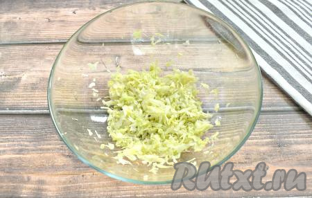 Белокочанную капусту нарезаем на маленькие кусочки, перекладываем в достаточно глубокую миску. Немного солим, мнём хорошо руками, чтобы капуста дала сок. Этот сок выливаем, он нам не понадобится.